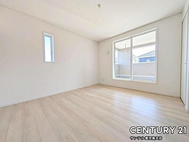 7.7帖の洋室です♪バルコニーとつながる洋室となっており、しっかり日が差し込みますので気持ちの良い目覚めができる素敵なお部屋です♪