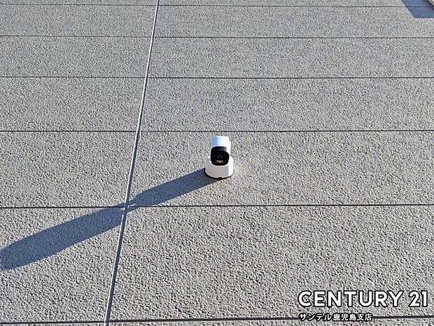 スマホアプリでいつでもどこでも確認できる防犯カメラ♪夜間は赤外線LEDで撮影、マイク付きで通話や録画でき、セキュリティー面も安心です♪