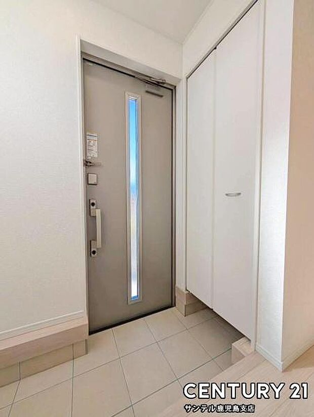 ご新居への出入り口になる明るい玄関には、たくさんの靴を収納できるシューズボックスが付いております♪いつも清潔感のあるすっきりとした玄関スペースを確保できますよ♪