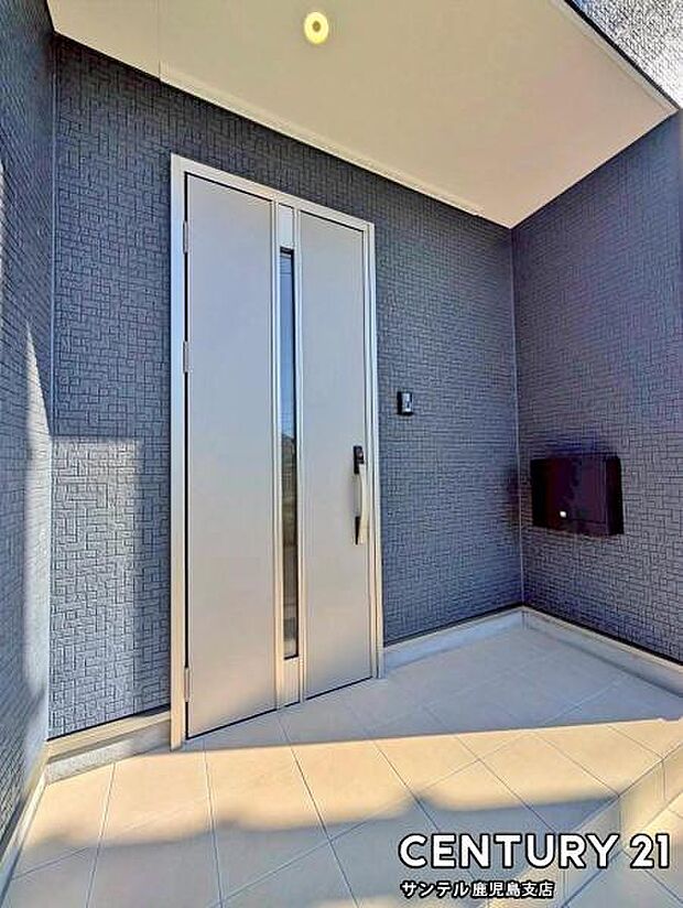 便利なスマートキー対応タイプでセキュリティ面でも安心なダブルロックドア玄関です♪屋根があるので、ちょっとした雨の日でも焦ることなく鍵や傘の開け閉めができます♪