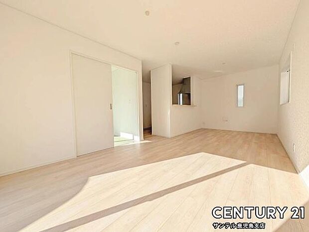 16.2帖の広々としたリビング♪カウンターキッチンからリビングにいるご家族やお子様の様子が見えるので、コミュニケーションがとりながら、ご家族の大切な時間を共有できるリビングスペースです♪