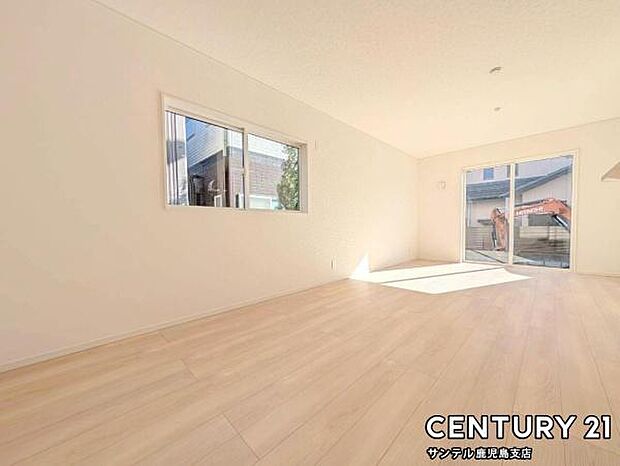 16.2帖のリビングです♪明るく、落ち着きのあるリビング♪ダイニングスペースも含めてゆとりのあるスペースで、ご家族でお食事や団らんしたり、ゆったりとしたご家族の時間を過ごせます♪