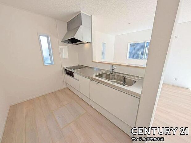 シンプルで使いやすい設計のシステムキッチン♪そしてカウンターキッチンなので、リビングいるご家族と会話を楽しみながらお料理ができます♪オプションで食洗器を付けることができます♪