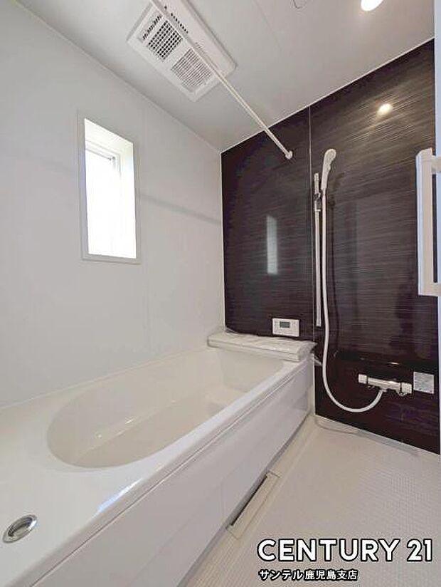 1日の疲れもゆっくり取ることのできる広々とした1坪タイプのシステムバス♪開閉可能な窓付きです!浴室乾燥、涼風、暖房、換気システムが付いておりますので、快適なバスタイムを過ごせます♪