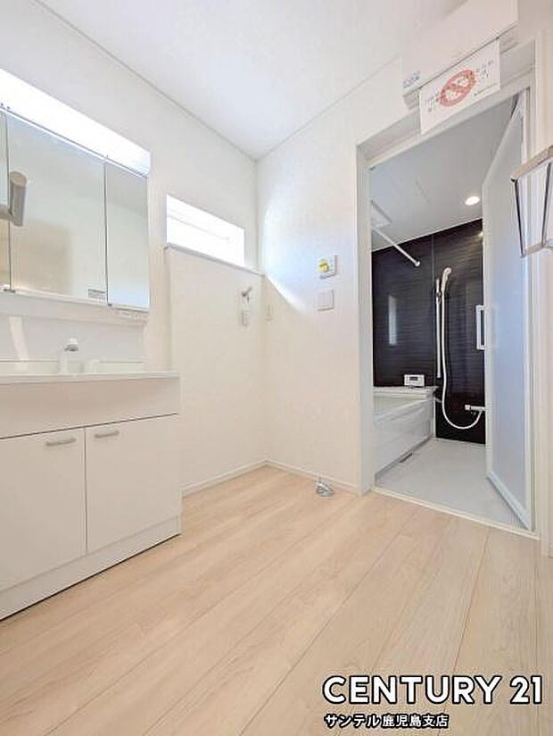 窓の付いた清潔感のあるシンプルな洗面脱衣所♪洗面台は、三面鏡の裏も収納スペースが付いており、シャワーヘッド付き!