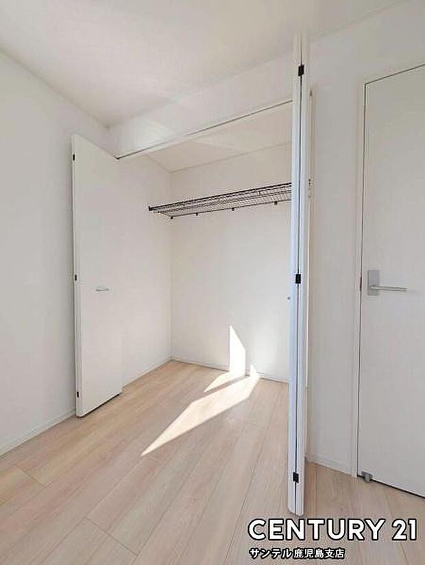 6帖洋室のクローゼットです♪丈の長いコートやお子様の制服、スーツなど収納でき、お洋服選びが楽しくなりますね♪