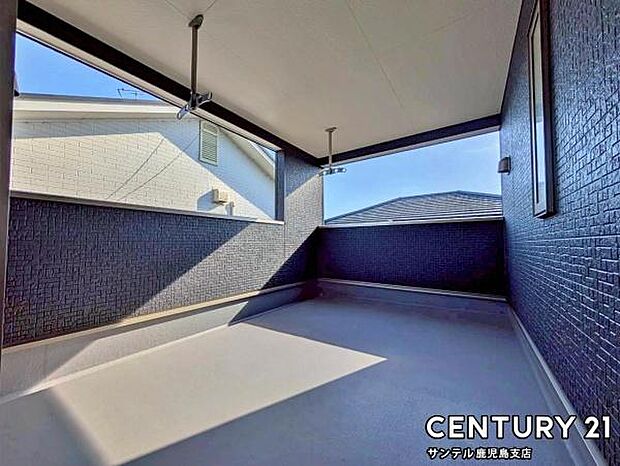 ぽかぽかした天気の良い日はバルコニーで洗濯物を外で干すことが出来ます♪インナーバルコニータイプの為、突然の雨から洗濯物を守ってくれます(^^♪