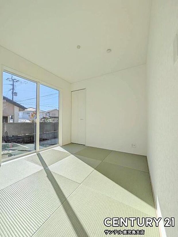 4.5帖の和室です♪リビング横に和室があることで和と洋の雰囲気を味わえ素敵な空間を演出でき、お子様の遊び部屋や客間としても利用できます♪