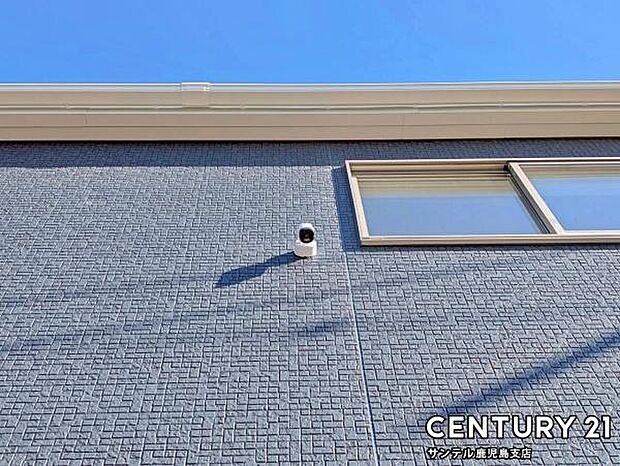 スマホアプリでいつでもどこでも確認できる防犯カメラ♪夜間は赤外線LEDで撮影、マイク付きで通話や録画でき、セキュリティー面も安心です♪