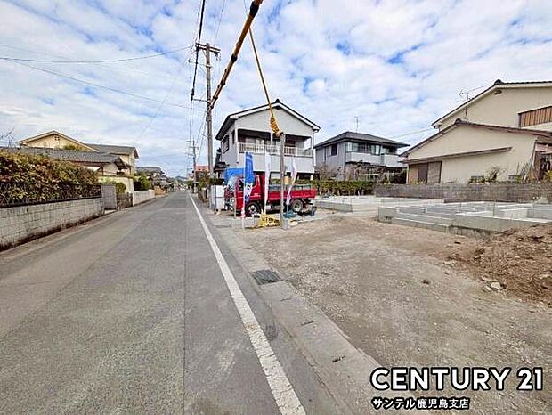 前面道路から撮影した現地写真です♪