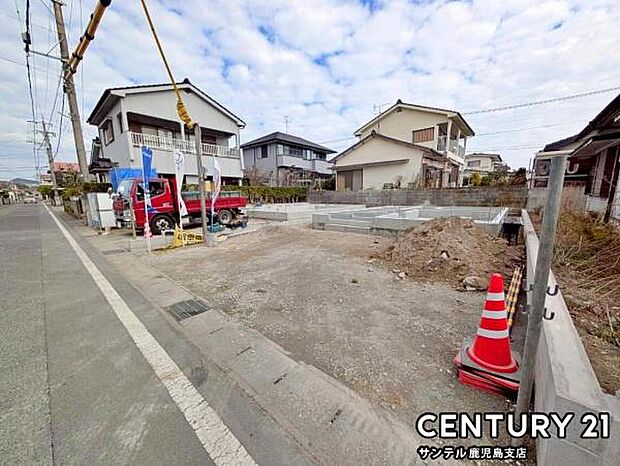 前面道路から撮影した現地写真です♪