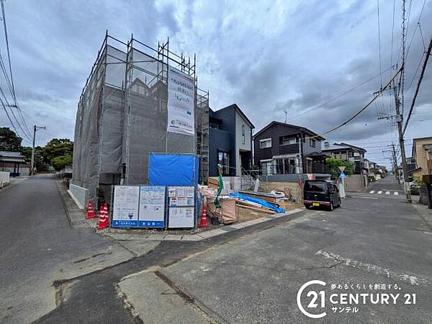前面道路から撮影した現地写真です♪