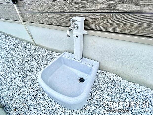 (同仕様写真)立水栓です!お庭や外回りでの作業に便利な立水栓を完備。ガーデニングや洗車、外掃除など、日常的に使えるので生活が便利に!清掃や水やりがスムーズに行えます。