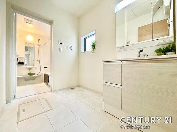 （同仕様モデル）洗面脱衣所！窓の付いた清潔感のあるシンプルな洗面脱衣所♪洗面台は、三面鏡の裏も収納スペースが付いており、シャワーヘッド付き！