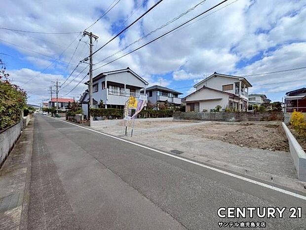 前面道路から撮影した現地写真です♪