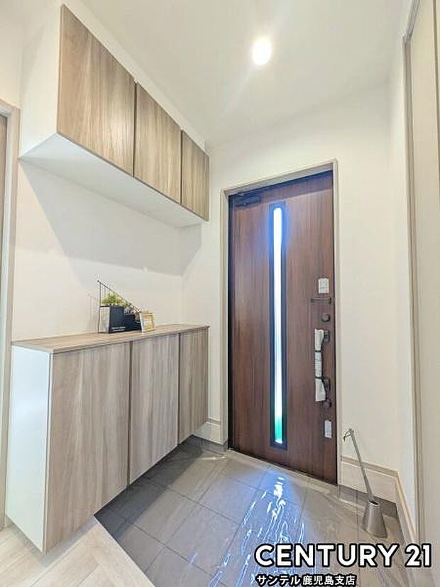 玄関には、たくさんの靴を収納できるシューズボックスが付いております♪いつも清潔感のあるすっきりとした玄関スペースを確保できますよ♪