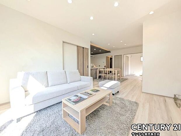 20帖のリビングです♪明るく、落ち着きのあるリビング♪ダイニングスペースも含めてゆとりのあるスペースで、ご家族でお食事や団らんしたり、ゆったりとしたご家族の時間を過ごせます♪