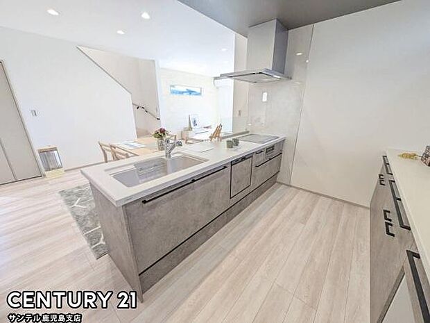 シンプルで使いやすい設計のキッチン♪カウンターキッチンなので、リビングいるご家族と会話を楽しみながらお料理ができます♪標準で食洗器が付いています♪