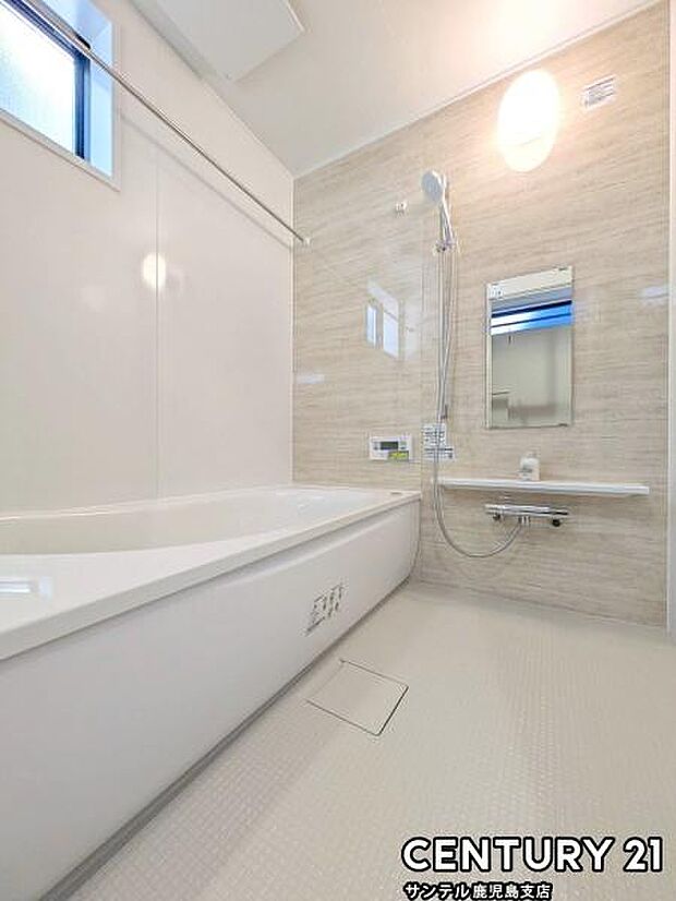 1日の疲れもゆっくり取ることのできる広々とした1坪タイプのシステムバス♪浴室乾燥、涼風、暖房、換気システムが付いておりますので、快適なバスタイムを過ごせます♪