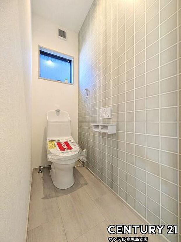 1階のウォシュレットが付いた落ち着いた空間のお手洗いになります♪