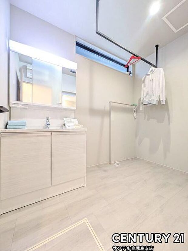 洗面脱衣所!窓の付いた清潔感のあるシンプルな洗面脱衣所♪洗面台は、三面鏡の裏も収納スペースが付いており、シャワーヘッド付き!