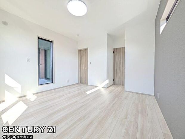 8帖の洋室です♪しっかり日が差し込みますので気持ちの良い目覚めができる素敵な洋室になります♪ウォークインクローゼット完備しております!