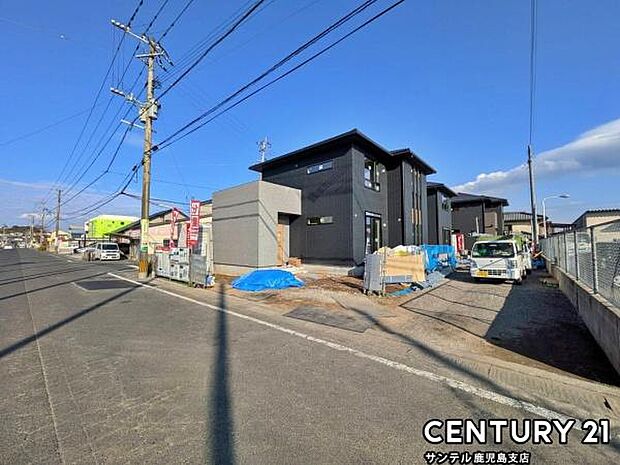 前面道路から撮影した現地写真です♪