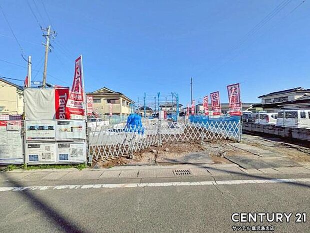 前面道路から撮影した現地写真です♪