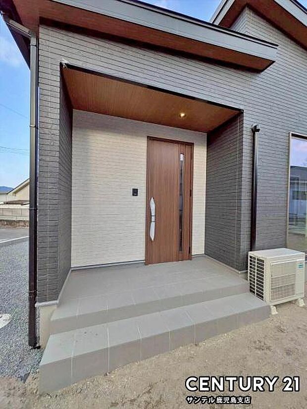 セキュリティ面でも安心なダブルロックドアタイプの玄関です♪奥行きのあるポーチのため、ちょっとした雨の日でも焦ることなく鍵や傘の開け閉めができます♪