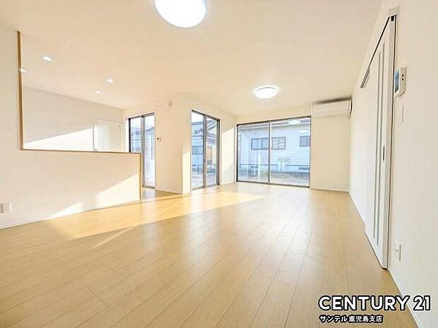 広々20帖のLDKです♪カウンターキッチンからリビングにいるご家族やお子様の様子が見えるので、コミュニケーションがとりながら、ご家族の大切な時間を共有できるリビングスペースです♪