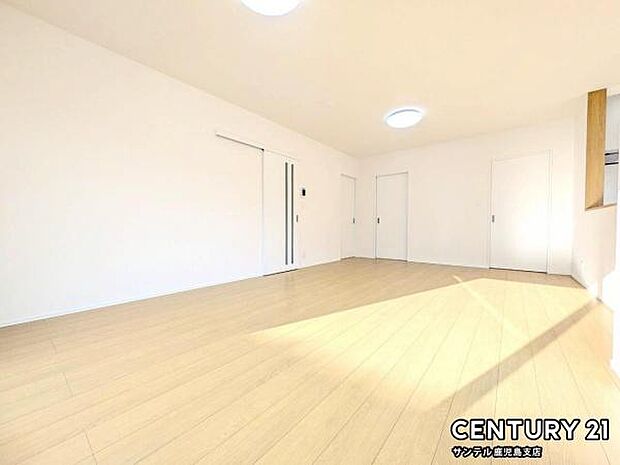 20帖のリビングです♪明るく、落ち着きのあるリビング♪ダイニングスペースも含めてゆとりのあるスペースで、ご家族でお食事や団らんしたり、ゆったりとしたご家族の時間を過ごせます♪