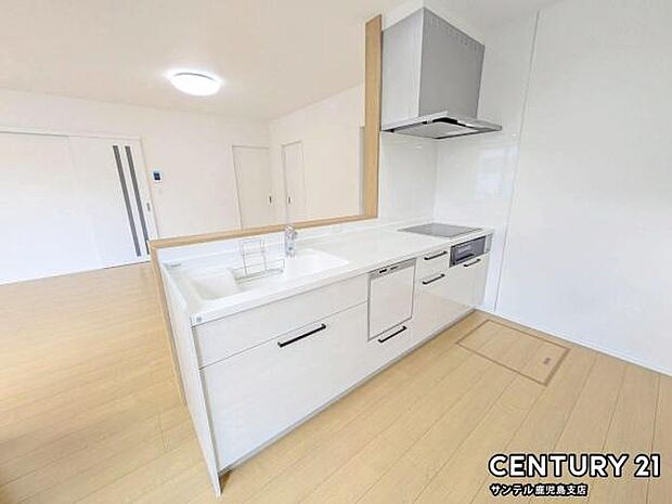 シンプルで使いやすい設計のキッチン♪カウンターキッチンなので、リビングいるご家族と会話を楽しみながらお料理ができます♪