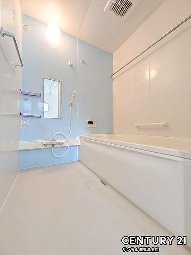 1日の疲れもゆっくり取ることのできる広々とした1坪タイプのシステムバス♪浴室乾燥、涼風、暖房、換気システムが付いておりますので、快適なバスタイムを過ごせます♪