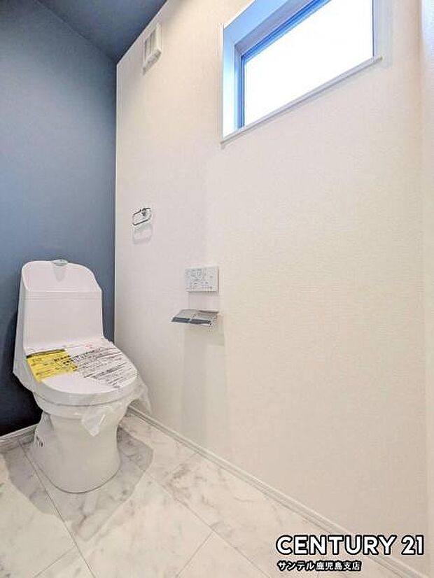 ウォシュレットが付いた落ち着いた空間のお手洗いです♪小窓がついておりますので、明るく換気もできます♪