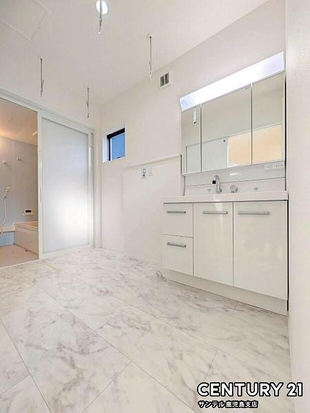 窓の付いた清潔感のある洗面脱衣所♪洗面台は、三面鏡の裏も収納スペースがあり、シャワーヘッド付き!室内干し金具が付いており雨の日でも洗濯物を干すことが出来ます♪