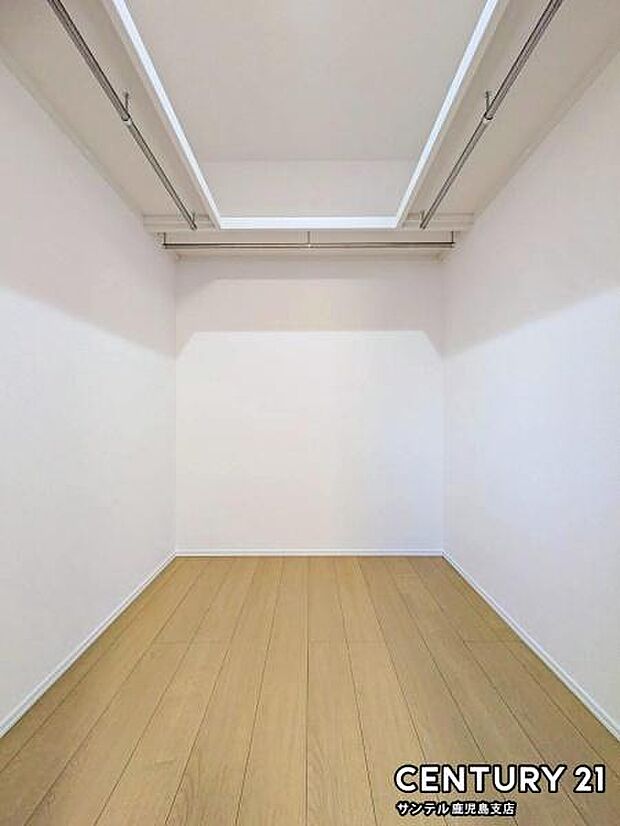 6帖洋室のウォークインクローゼット♪収納力があり、衣類はもちろん、寝具や季節家電もまとめて保管でき、室内を広く快適に使えます。