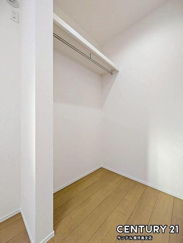 4.5帖洋室のウォークインクローゼットです♪お洋服などもたっぷり収納できるウォークインクローゼット♪衣装ケースも入るので、衣替えのシーズンが来ても、スムーズにお洋服などの整理ができます♪