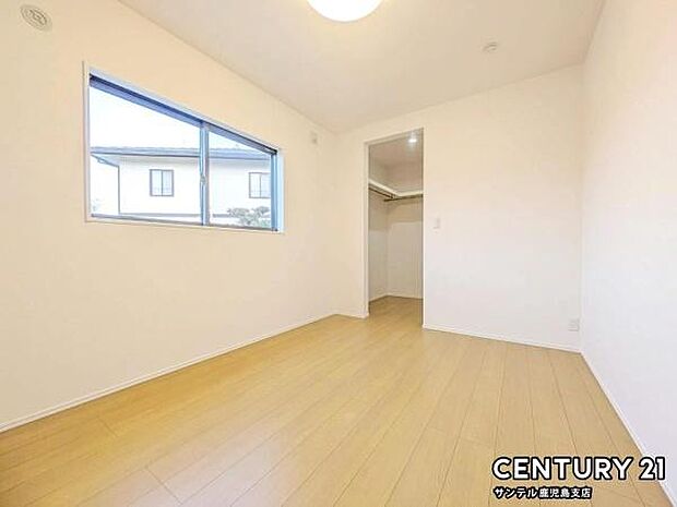 6帖の洋室です♪しっかり日が差し込みますので気持ちの良い目覚めができる素敵な洋室になります♪収納力に余裕のあるウォークインクローゼット完備しております！