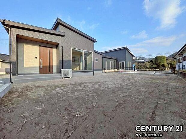 お休みの日は、お庭でガーデニングやDIYなどの趣味に没頭したり、ご家族でバーベキューをしたりと、自由に使える素敵なスペースです♪