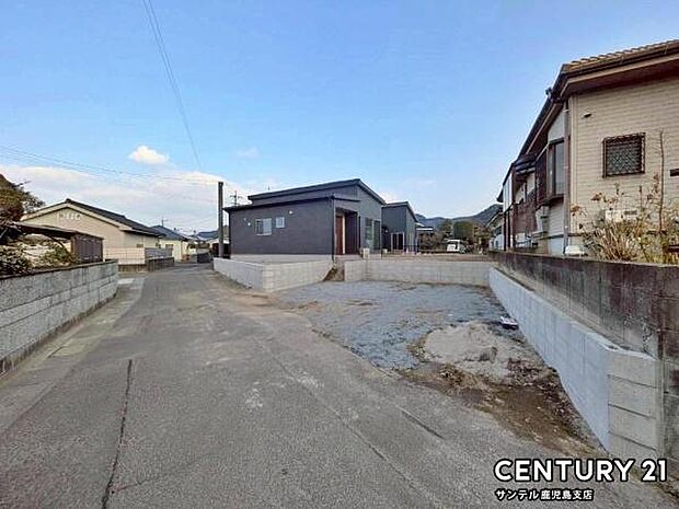 前面道路から撮影した現地写真です♪