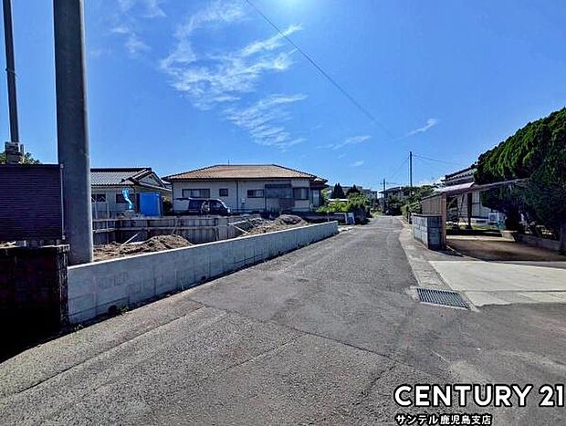 前面道路から撮影した現地写真です♪