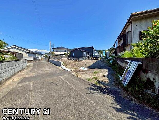 前面道路から撮影した現地写真です♪