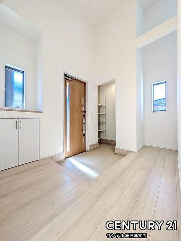 ご新居への出入り口になる明るい玄関には、たくさんの靴を収納できるシューズインクローク完備♪いつも清潔感のあるすっきりとした玄関スペースを確保できますよ♪