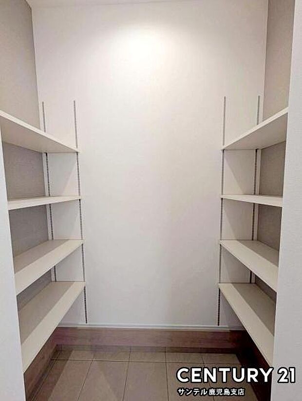 シューズインクローク付きで、家族分のシューズはもちろん、ゴルフバックやベビーカーも収納出来ます。