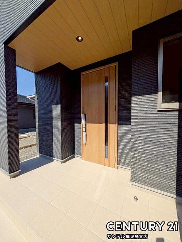 セキュリティ面でも安心なダブルロックドアの玄関です♪屋根があるので、ちょっとした雨の日でも焦ることなく鍵や傘の開け閉めができます♪