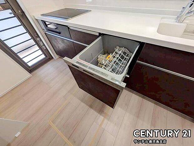 手荒れを防いで、家事の時間も削減できる食洗機付き♪高水温で洗浄をするので、衛生面的にも安心で♪片付けの時短にもなるので大活躍間違いなしです♪