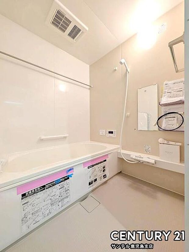 1日の疲れもゆっくり取ることのできる広々とした1坪タイプのシステムバス♪浴室乾燥、涼風、暖房、換気システムが付いておりますので、快適なバスタイムを過ごせます♪