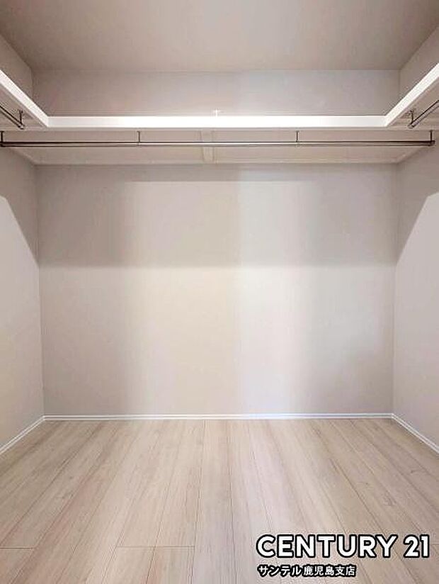 6.75帖洋室のウォークインクローゼット♪収納力があり、衣類はもちろん、寝具や季節家電もまとめて保管でき、室内を広く快適に使えます。