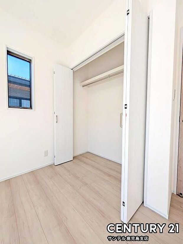 4.75帖洋室のクローゼットです♪丈の長いコートやお子様の制服、スーツなど収納でき、お洋服選びが楽しくなりますね♪