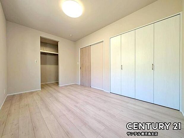 6.75帖の洋室です♪しっかり日が差し込みますので気持ちの良い目覚めができる素敵な洋室になります♪ウォークインクローゼット+クローゼット完備しております!